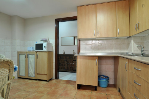 Bright and cosy single bedroom in a 4-bedroom apartment near Universidad Laboral - Gallery - 9