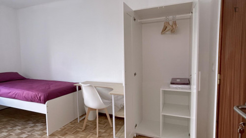 Nice twin bedroom in a 3-bedroom flat