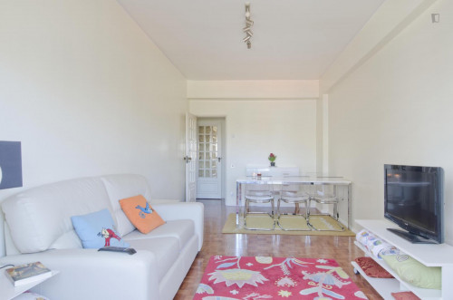 Nice single bedroom in 5-bedroom flat, close to Faculdade de Ciências da Universidade de Lisboa