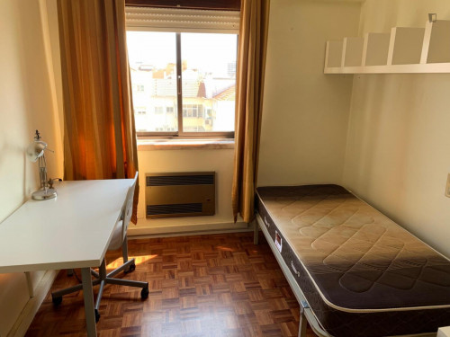 Nice single bedroom in 5-bedroom flat, close to Faculdade de Ciências da Universidade de Lisboa