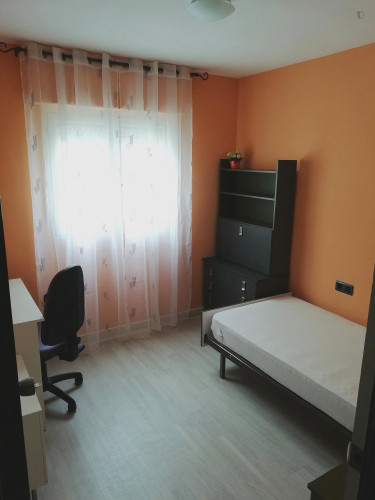Single bedroom in 3-bedroom apartment