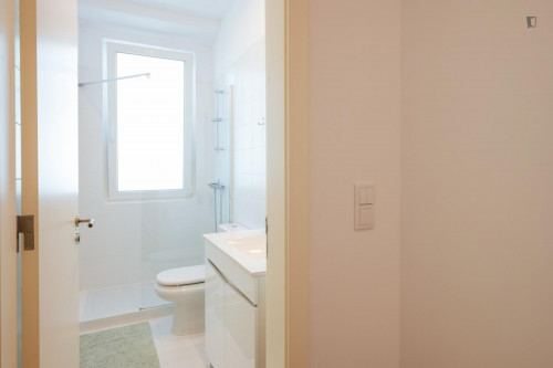 Sunny single bedroom with a balcony, in Arroios