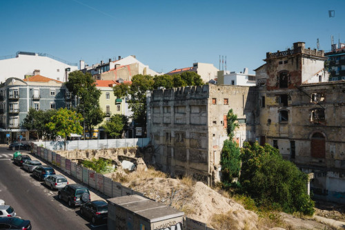 Sunny single bedroom with a balcony, in Arroios