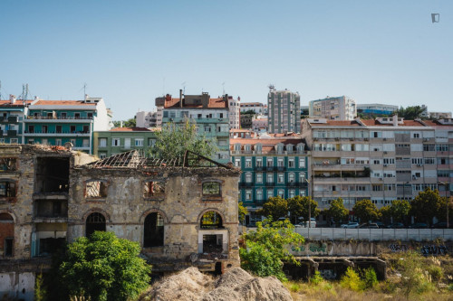 Sunny single bedroom with a balcony, in Arroios