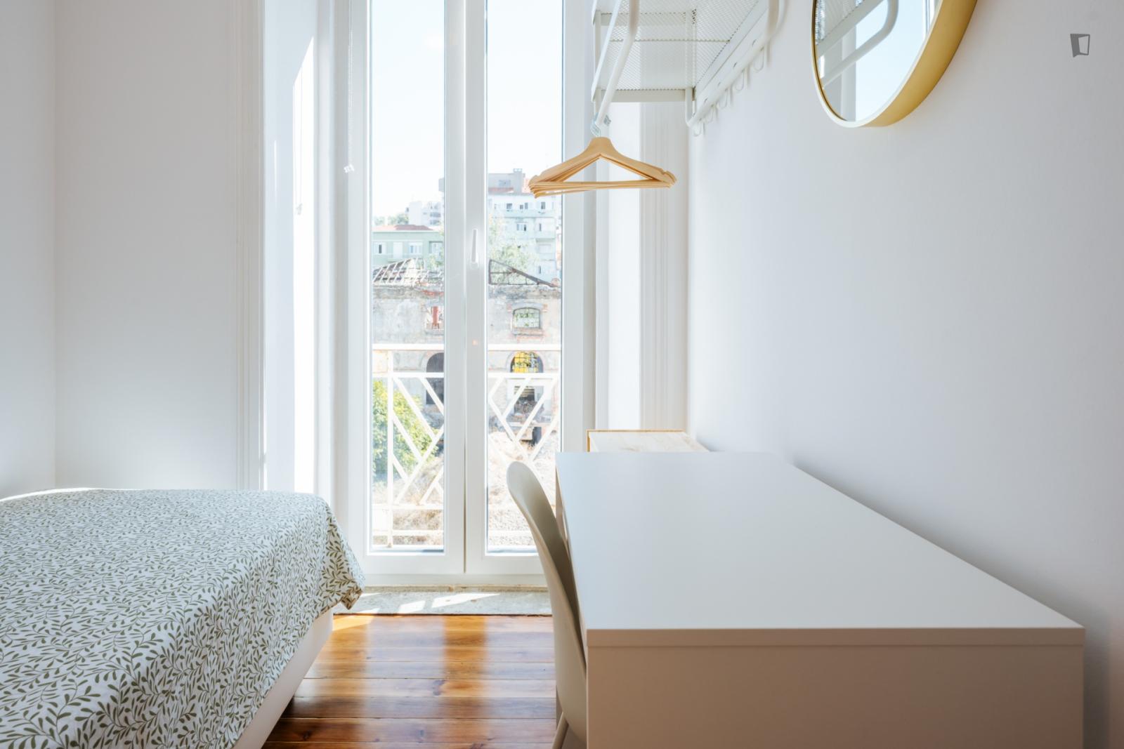 Sunny Single Bedroom With A Balcony, In Arroios - Sunny single bedroom with a balcony, in Arroios - Gallery - 1