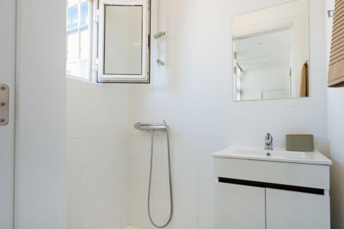 Classy double ensuite bedroom in Arroios  - Gallery -  5