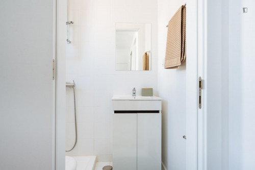 Classy double ensuite bedroom in Arroios