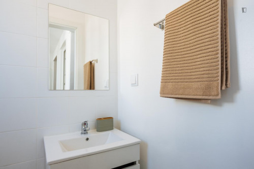 Classy double ensuite bedroom in Arroios