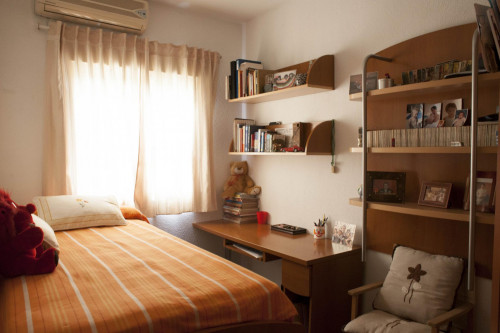 Suitable single bedroom in a 3-bedroom flat, in La Negrilla