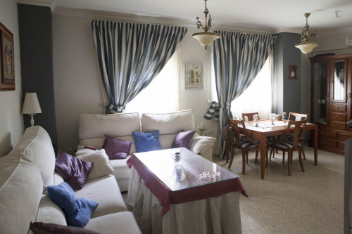 Suitable single bedroom in a 3-bedroom flat, in La Negrilla