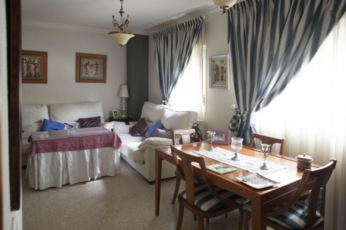 Suitable single bedroom in a 3-bedroom flat, in La Negrilla