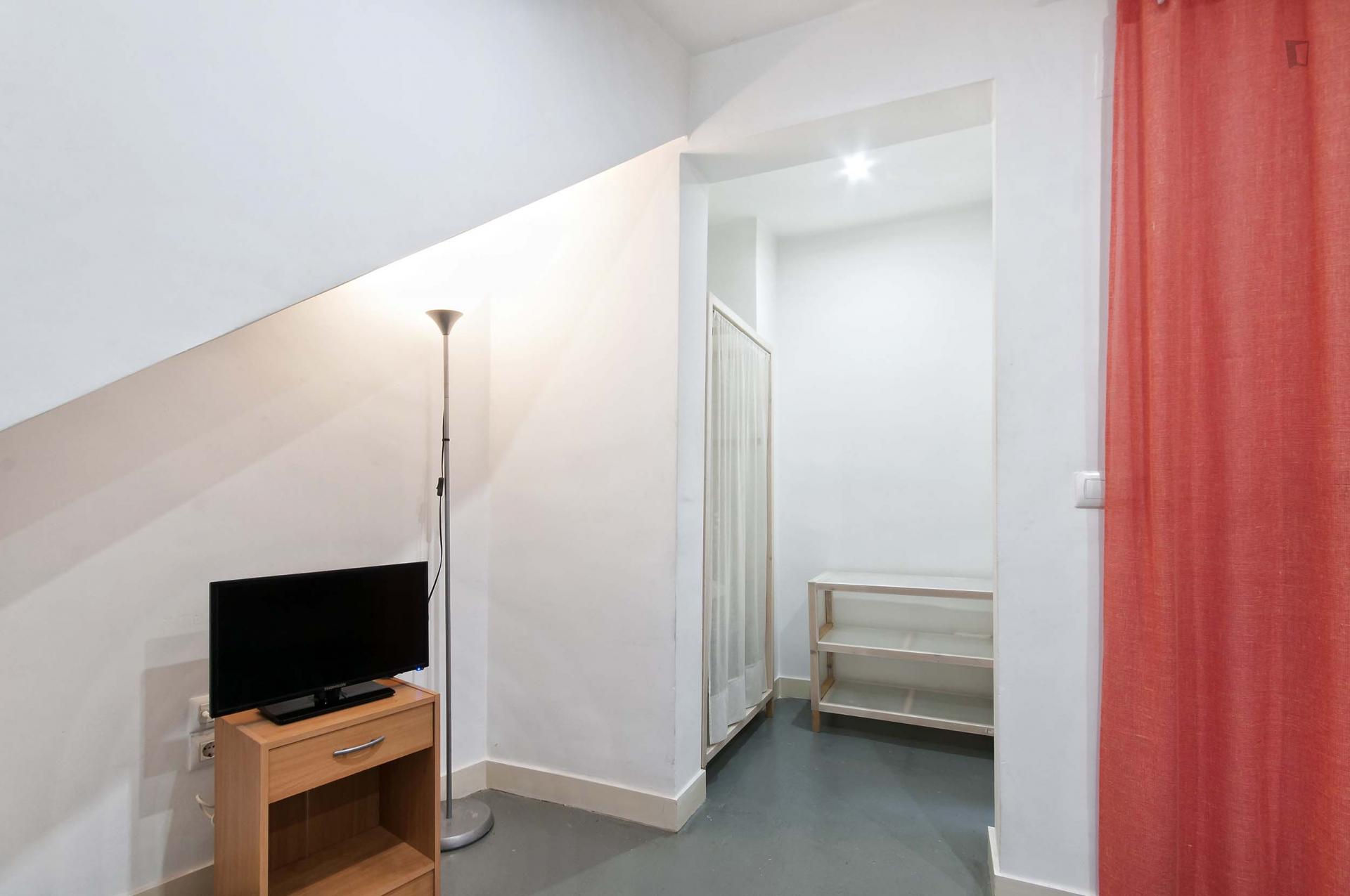 Lovely double bedroom close to Mercado train station