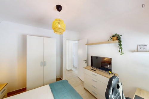 Cozy single bedroom