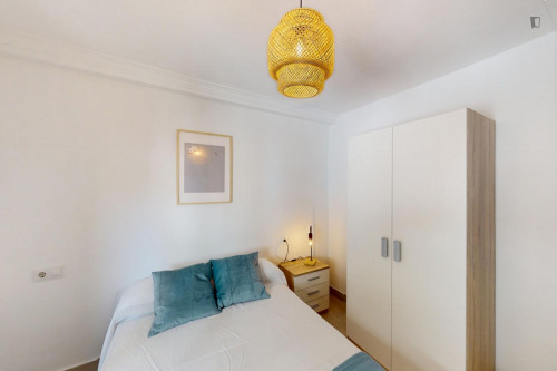 Cozy single bedroom