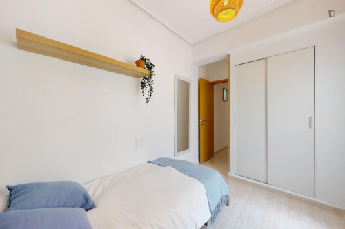 Appealing single bedroom