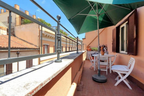 Elegant 2-bedroom apartment not far from the Trevi Fountain