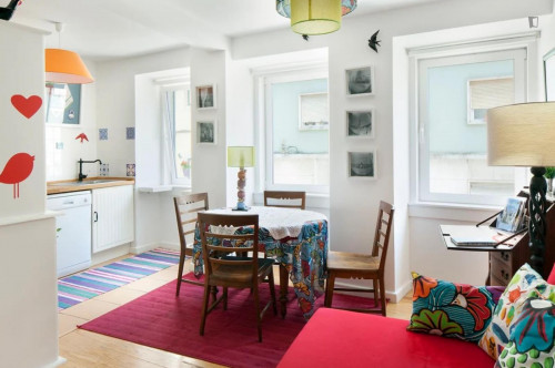 Colourful 1-bedroom apartment in Rato - Gallery - 9