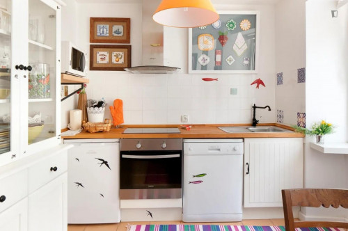 Colourful 1-bedroom apartment in Rato - Gallery - 11