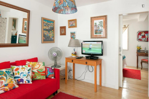 Colourful 1-bedroom apartment in Rato - Gallery - 7