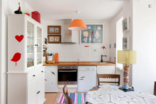 Colourful 1-bedroom apartment in Rato - Gallery - 10