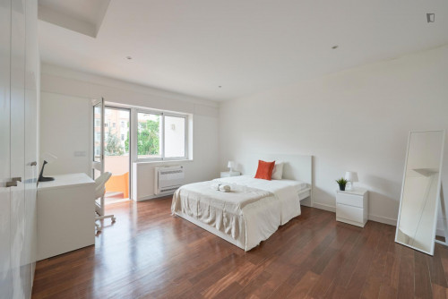 Cosy double bedroom with balcony close to Campo Pequeno metro station