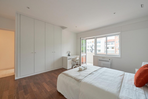 Cosy double bedroom with balcony close to Campo Pequeno metro station