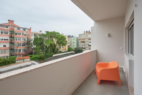 Cosy double bedroom with balcony close to Campo Pequeno metro station - Gallery - 6