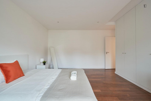 Cosy double bedroom with balcony close to Campo Pequeno metro station - Gallery - 5