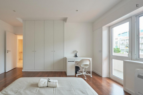 Cosy double bedroom with balcony close to Campo Pequeno metro station