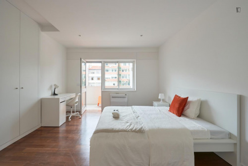 Cosy double bedroom with balcony close to Campo Pequeno metro station