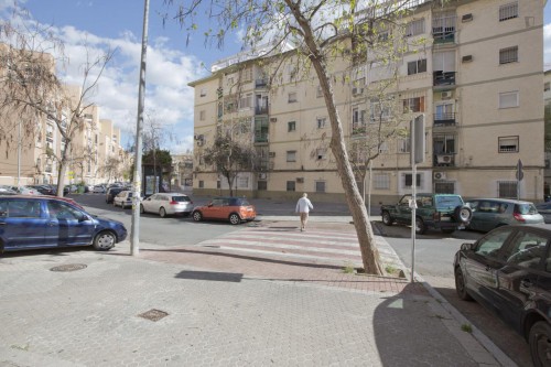 Single bedroom in a 3-bedroom flat, in Poligono Sur