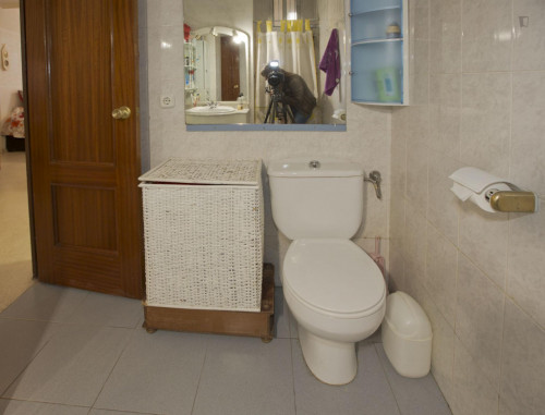 Single bedroom in a 3-bedroom flat, in Poligono Sur