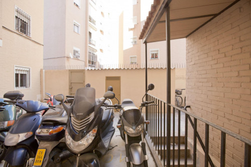 Single bedroom in a 3-bedroom flat, in Poligono Sur