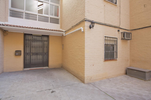 Single bedroom in a 3-bedroom flat, in Poligono Sur - Gallery - 6