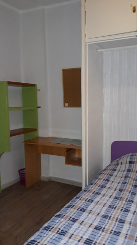 Single bedroom in a 3-bedroom flat, in Poligono Sur - Gallery - 11