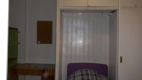 Single bedroom in a 3-bedroom flat, in Poligono Sur - Gallery - 17
