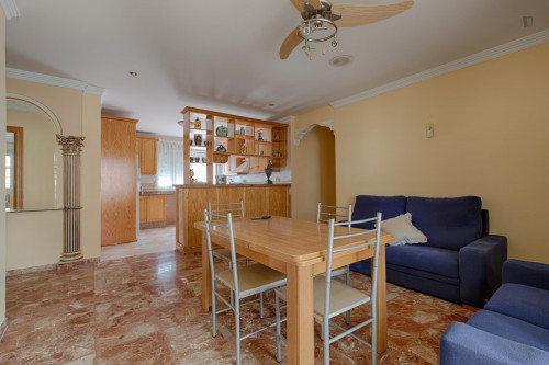 Neat and cosy twin bedroom in a 3-bedroom flat, in Cenes de la Vega - Gallery - 8