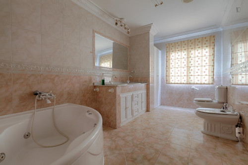 Neat and cosy twin bedroom in a 3-bedroom flat, in Cenes de la Vega - Gallery - 9