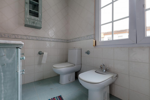 Neat and cosy twin bedroom in a 3-bedroom flat, in Cenes de la Vega - Gallery - 11