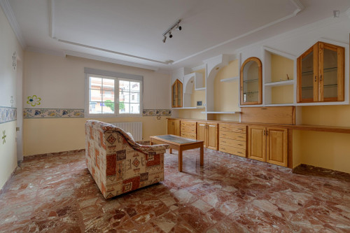 Neat and cosy twin bedroom in a 3-bedroom flat, in Cenes de la Vega