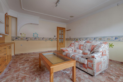 Neat and cosy twin bedroom in a 3-bedroom flat, in Cenes de la Vega