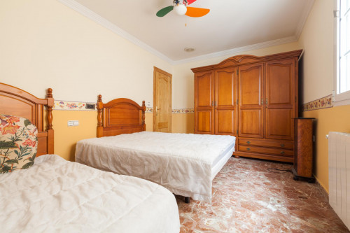 Neat and cosy twin bedroom in a 3-bedroom flat, in Cenes de la Vega