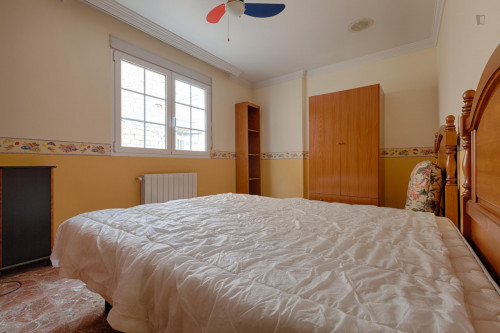 Neat and cosy twin bedroom in a 3-bedroom flat, in Cenes de la Vega