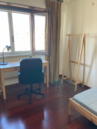 Welcoming single bedroom near Escola Superior de Comunicação Social