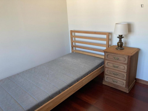 Welcoming single bedroom near Escola Superior de Comunicação Social