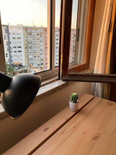 Welcoming single bedroom near Escola Superior de Comunicação Social