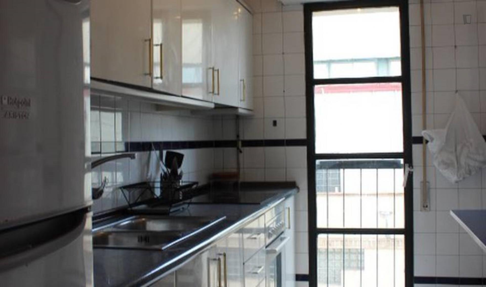 Sunny room shared students flat in Triana