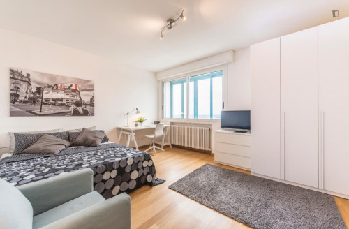 Inviting double bedroom close to the train station