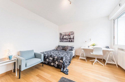 Inviting double bedroom close to the train station