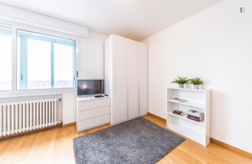 Inviting double bedroom close to the train station